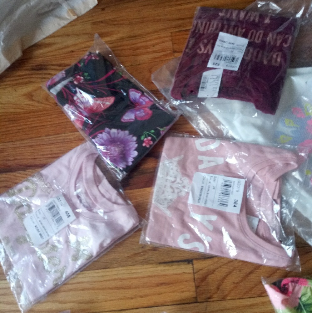 3 children place 👕 1 pair of leggings